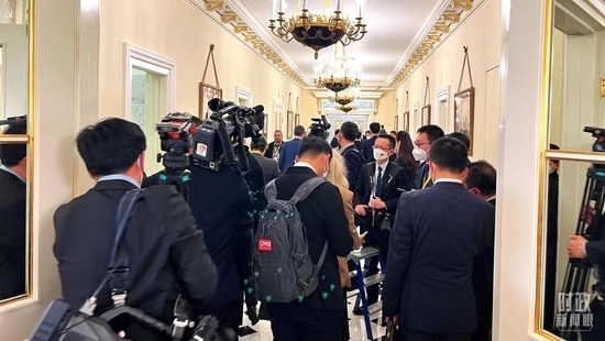  △等待進(jìn)入會(huì)場(chǎng)的新聞?dòng)浾邤D滿走廊。（總臺(tái)央視記者程鋮拍攝）