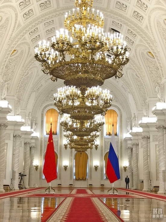 △克里姆林宮喬治大廳，習(xí)主席在這里同普京總統(tǒng)握手合影。（總臺(tái)央視記者石偉明拍攝）