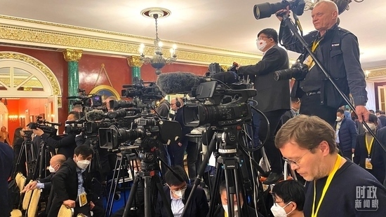 △等待中俄兩國(guó)元首共見記者的中外媒體同仁。（總臺(tái)央視記者段德文、李輝拍攝）