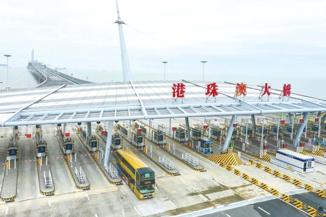 △一輛從香港開往珠海的港珠澳大橋穿梭巴士入境珠海。