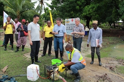 世界衛(wèi)生組織評估專家組評估援桑血吸蟲病現(xiàn)場媒介控制工作(受訪機(jī)構(gòu)提供)