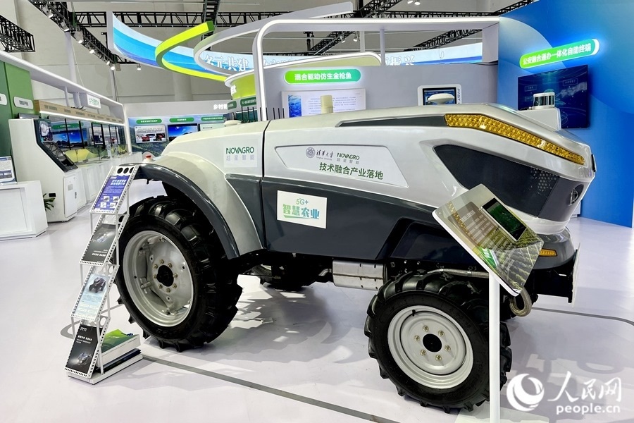 通過手機，就能指揮新能源無人駕駛拖拉機在田里作業(yè)。人民網(wǎng) 錢嘉禾攝