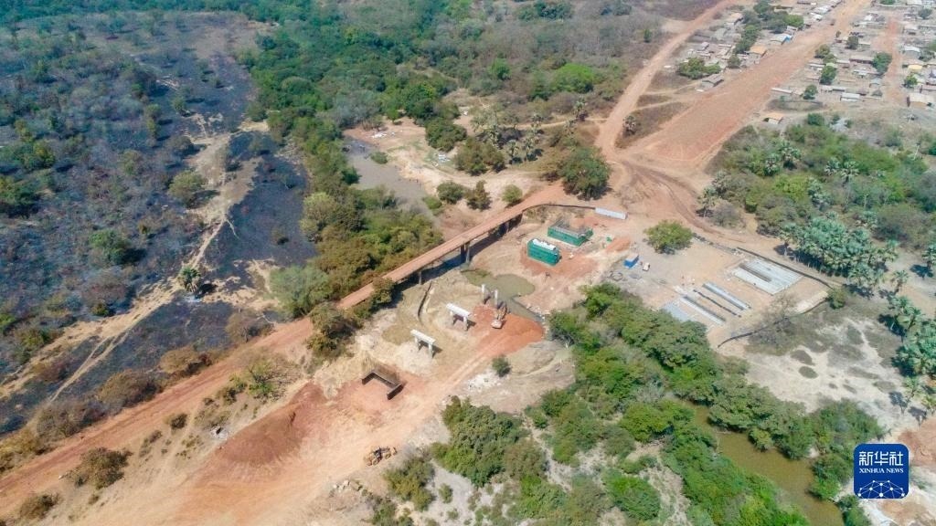 這是1月12日在科特迪瓦西北部奧迭內(nèi)省拍攝的北部公路項(xiàng)目施工現(xiàn)場(chǎng)（無(wú)人機(jī)照片）。新華社發(fā)（中國(guó)港灣工程有限責(zé)任公司供圖）