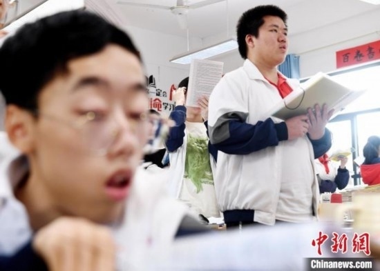 朱金祥(右)和鐘華強(qiáng)(左)正在加緊復(fù)習(xí)迎接高考。 卓忠偉 攝