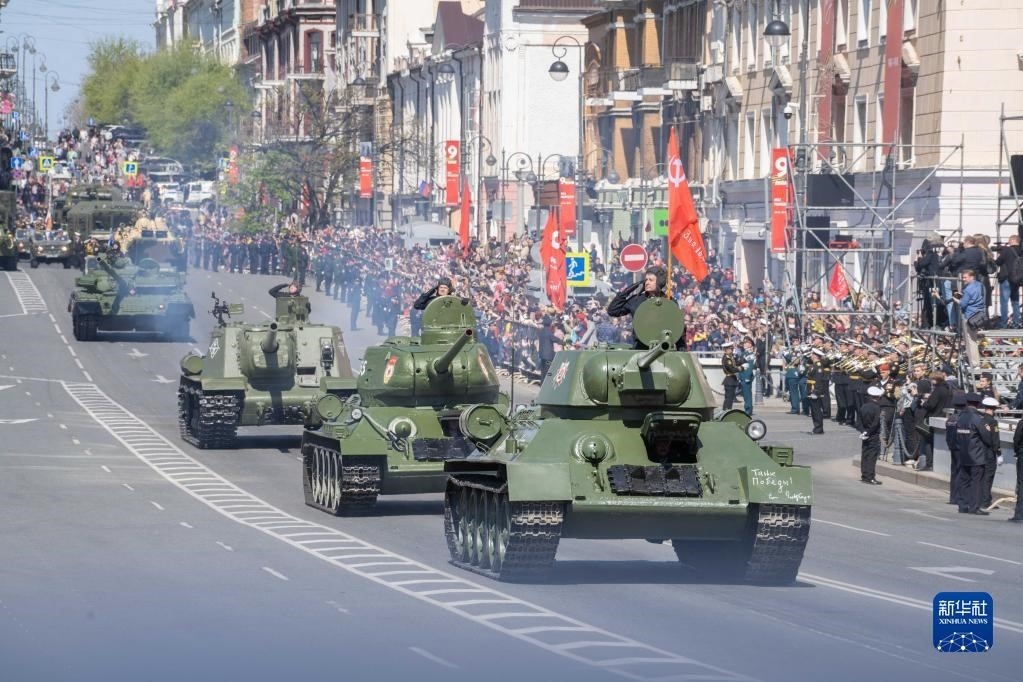 5月9日，在俄羅斯符拉迪沃斯托克市，坦克編隊(duì)參加閱兵式。新華社發(fā)（郭飛洲攝）