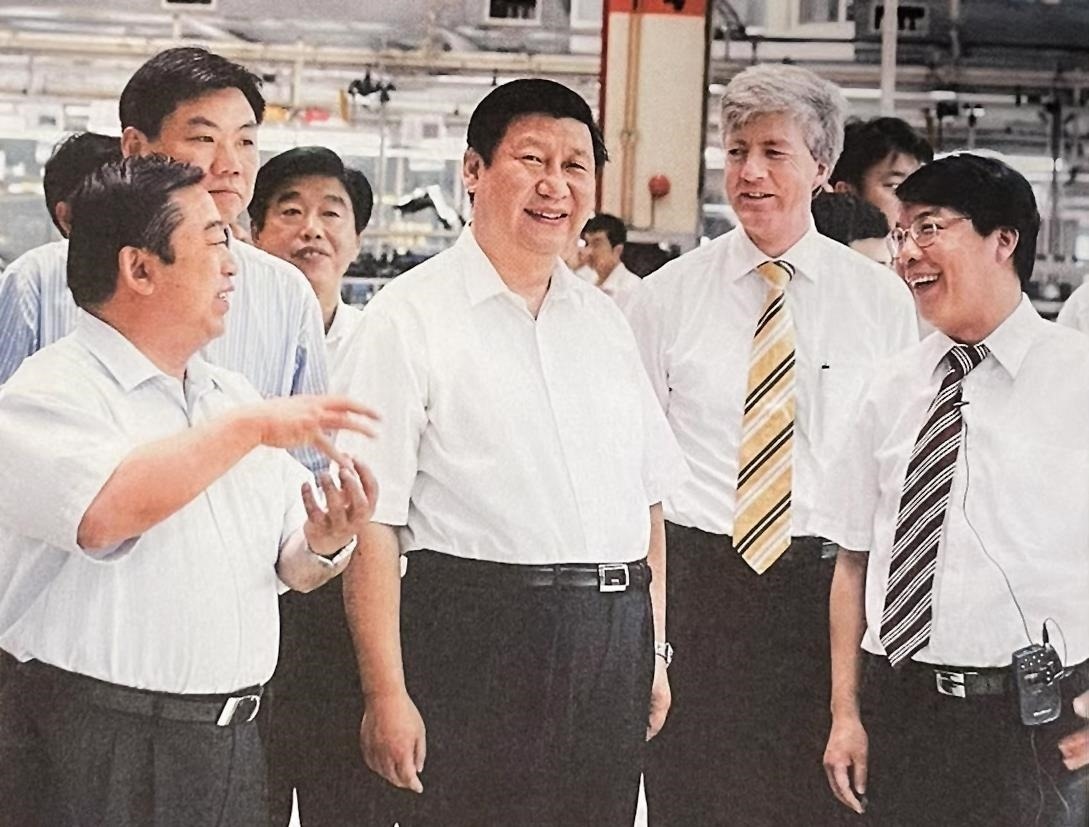 2007年7月，習(xí)近平調(diào)研上海大眾汽車(chē)有限公司。