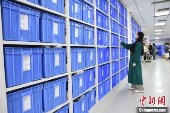 圖為鄭州大學人骨考古實驗室內的骨骼標本庫。王宇 攝