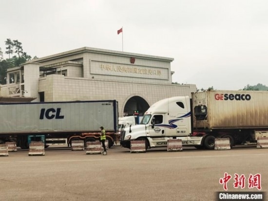 近日，位于中越邊境廣西憑祥市的友誼關(guān)口岸車水馬龍，裝載著東盟水果的跨境車輛來往不斷。黃艷梅 攝