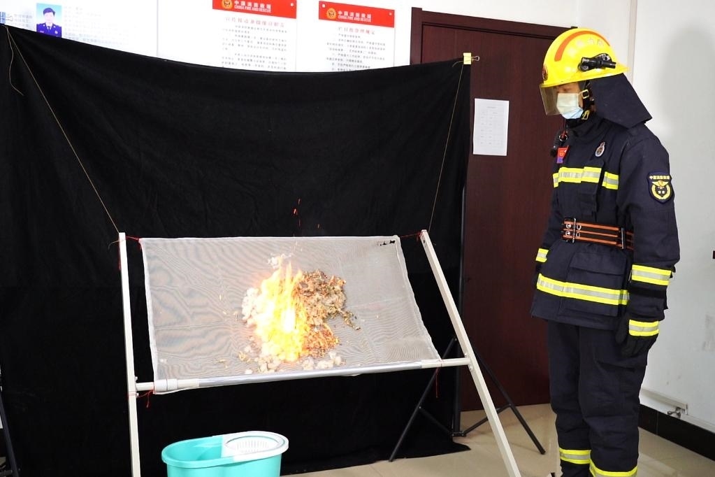 消防員在展示柳絮點(diǎn)燃實(shí)驗(yàn)。 張少欣 攝