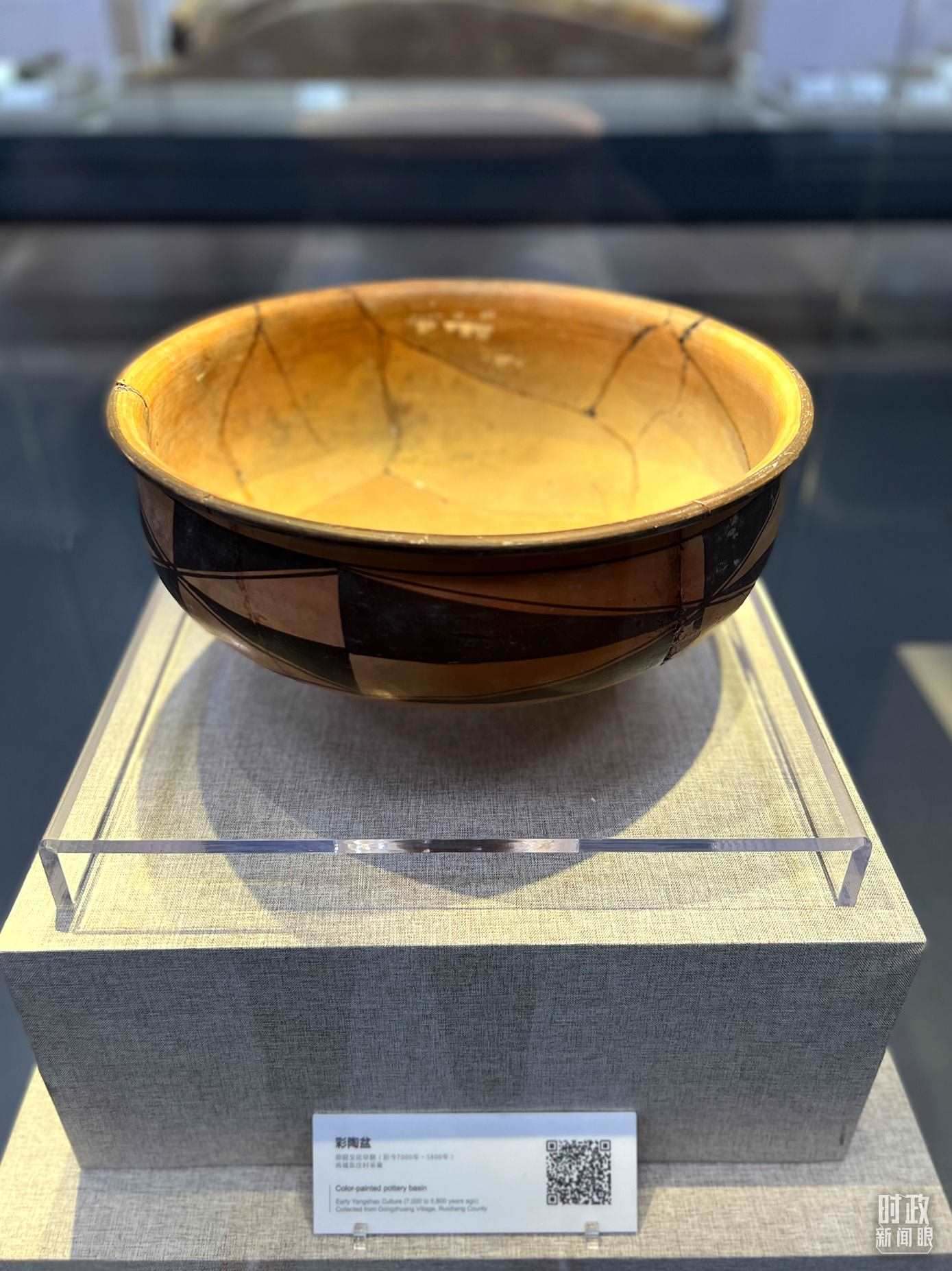 △運城博物館內(nèi)展出的仰韶文化早期的彩陶盆。（總臺央視記者邢彬拍攝）