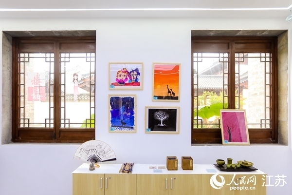 “棲棲小店”的文創(chuàng)產(chǎn)品展示廳。人民網(wǎng)記者 馬曉波攝