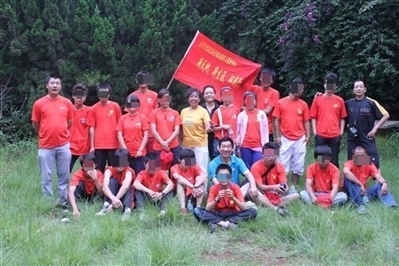 項(xiàng)目辦開展活動(dòng)合影，喬海云（后排中，黑衣）和張?jiān)氯纾ê笈庞乙唬? referrerpolicy=