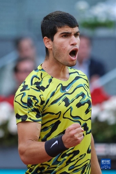 5月7日，阿爾卡拉斯在比賽中慶祝得分。當日，在西班牙馬德里網球公開賽男單決賽中，西班牙選手阿爾卡拉斯以2比1戰(zhàn)勝德國選手施特魯夫，奪得冠軍。新華社記者 孟鼎博 攝