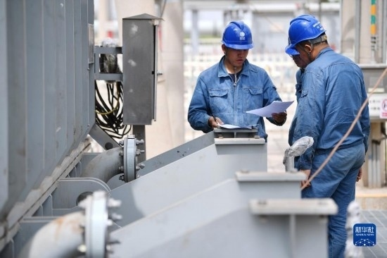 5月27日，電力工人在工程現(xiàn)場進(jìn)行檢修作業(yè)。