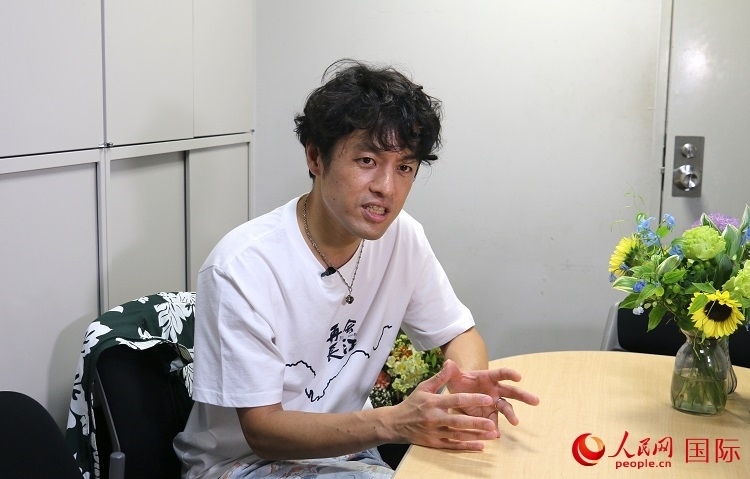 竹內(nèi)亮接受人民網(wǎng)專(zhuān)訪。人民網(wǎng) 許可攝