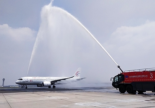 C919穿過象征民航最高禮儀的“水門”。東航供圖