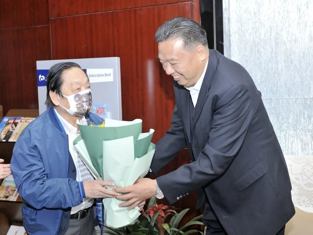 ▲青海省政協(xié)副主席、青海省林草局黨組書記、局長、祁連山國家公園青海省管理局局長李曉南在機場迎接韓美林