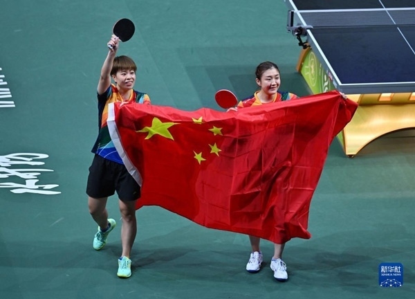5月27日，陳夢(mèng)（右）/王藝迪慶祝勝利。當(dāng)日，在南非德班進(jìn)行的2023年世界乒乓球錦標(biāo)賽女子雙打決賽中，中國(guó)選手陳夢(mèng)/王藝迪以3比0戰(zhàn)勝韓國(guó)選手田志希/申裕斌，奪得冠軍。新華社記者 陶希夷攝