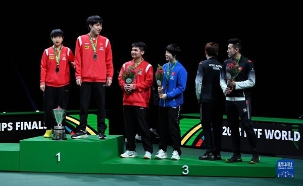 5月26日，冠軍中國(guó)組合王楚欽（左二）/孫穎莎（左一）與季軍中國(guó)組合林詩(shī)棟（左三）/蒯曼（左四）、中國(guó)香港組合黃鎮(zhèn)廷（右一）/杜凱琹在頒獎(jiǎng)儀式后交流。新華社記者 陶希夷攝