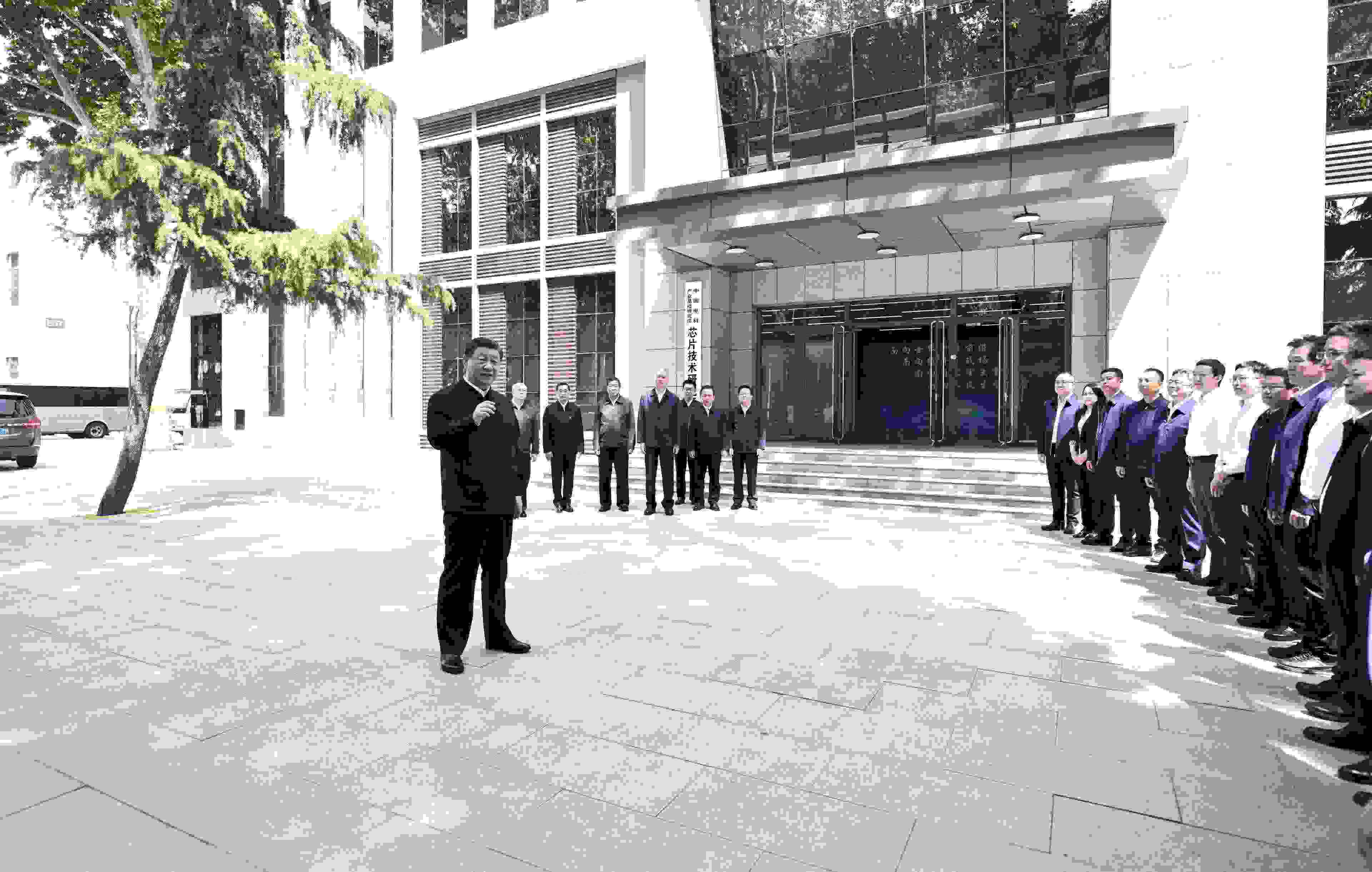 △2023年5月12日，習(xí)近平總書記在中國(guó)電科產(chǎn)業(yè)基礎(chǔ)研究院同科技工作者交流。