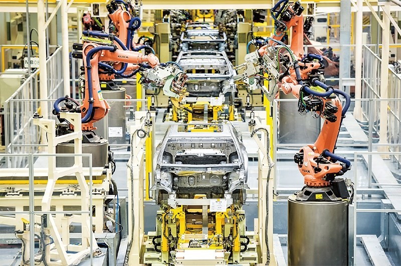 發(fā)展新能源汽車是我國從汽車大國邁向汽車強國的必由之路。2022年中國新能源汽車產(chǎn)銷分別實現(xiàn)705.8萬輛和688.7萬輛，連續(xù)8年位居世界第一。圖為廣汽埃安第一智造中心焊裝車間正在熱火朝天地生產(chǎn)。 廣汽埃安新能源汽車股份有限公司供圖