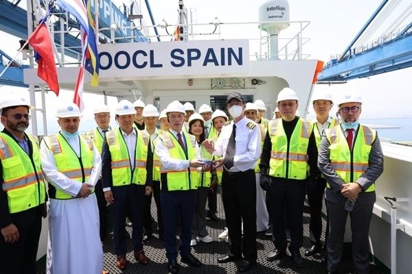 圖為與會嘉賓參觀“東方西班牙”輪。中遠(yuǎn)海運(yùn)港口阿布扎比碼頭供圖