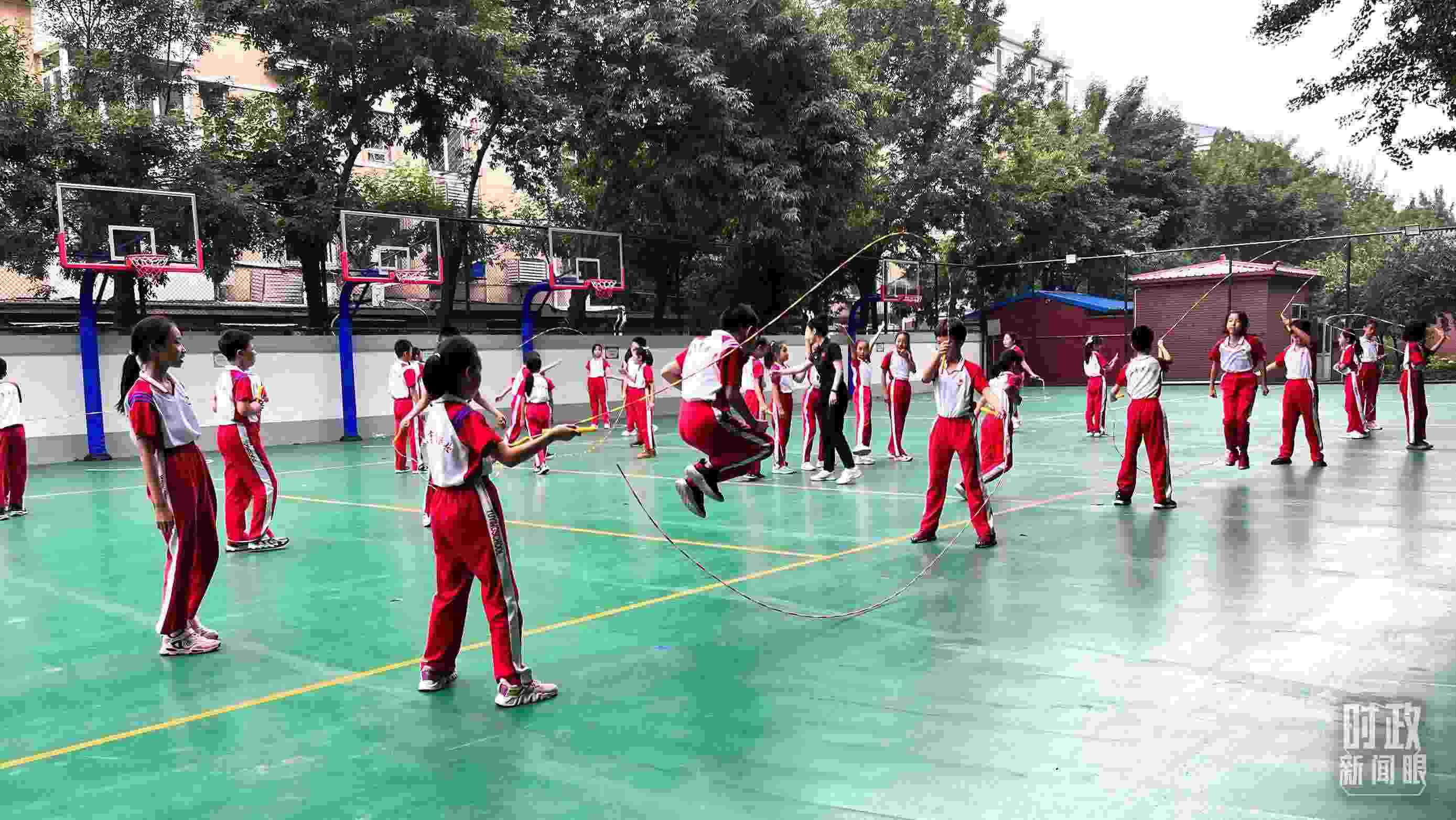 △正在跳繩的學(xué)生。（總臺(tái)央視記者張垚拍攝）