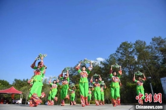 市民在跳廣場(chǎng)舞。 唐小晴 攝