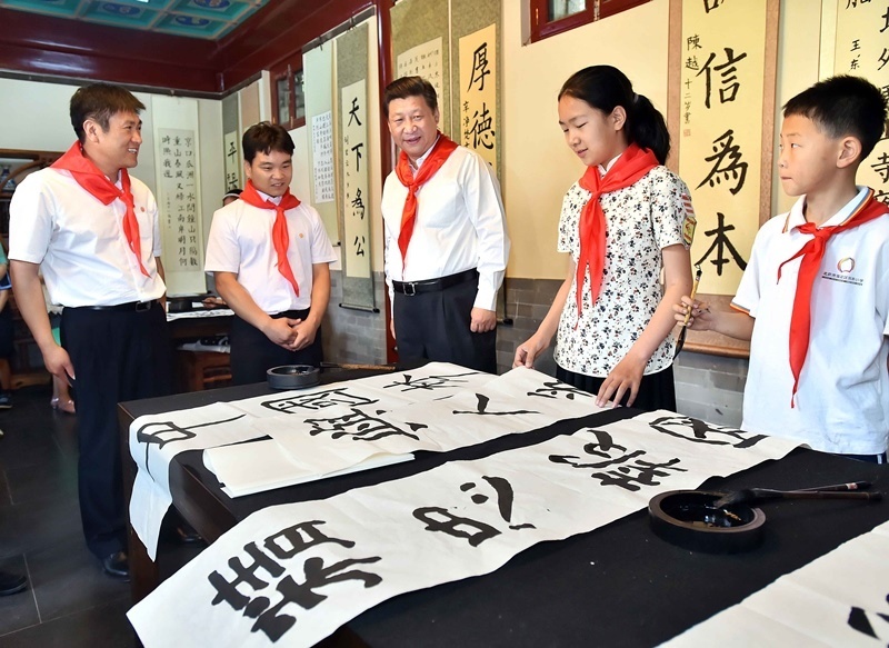 2014年5月30日，習(xí)近平總書記來到北京市海淀區(qū)民族小學(xué)，參加慶?！傲弧眹?guó)際兒童節(jié)活動(dòng)。