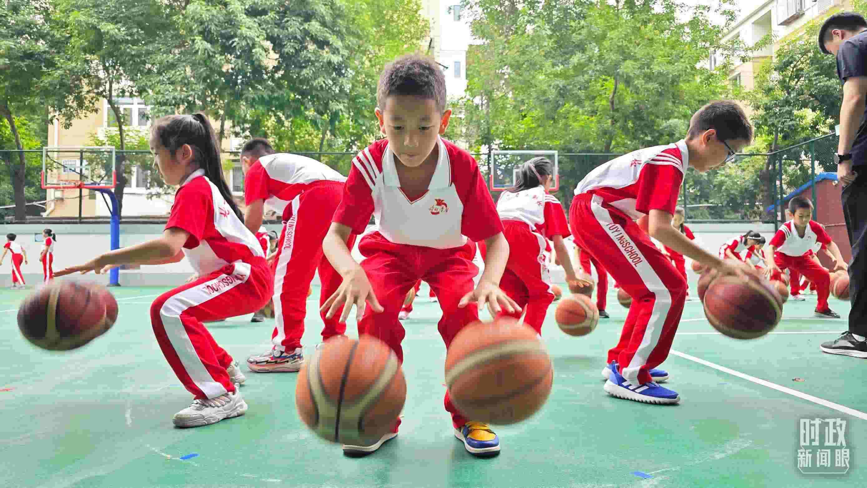 △學(xué)生正在打籃球。（總臺(tái)央視記者彭漢明拍攝）