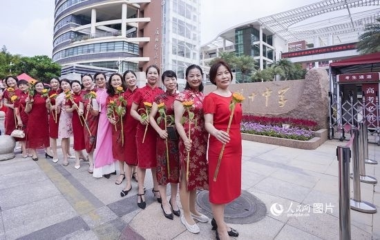 6月7日一早，廈門雙十中學(xué)考生家長們身穿旗袍，手拿向日葵在考場(chǎng)外為孩子加油打氣，寓意“旗開得勝，一舉奪魁”。人民網(wǎng)記者 陳博攝
