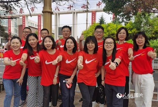 6月7日一早，陽光明媚，天氣涼爽，在長春市第八十七中學(xué)，考生們正陸續(xù)進(jìn)入考場(chǎng)。親友團(tuán)為參加高考的學(xué)子們加油鼓勁。人民網(wǎng)記者 王帝元攝