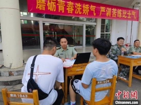 專武干部在講解相關(guān)政策。韋碩 攝