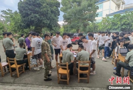 專武干部在發(fā)放兵役登記證。韋碩 攝