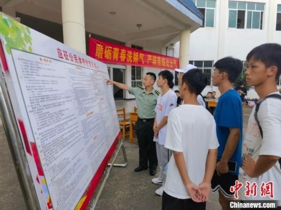 專武干部在講解應(yīng)征體檢標(biāo)準(zhǔn)。韋碩 攝