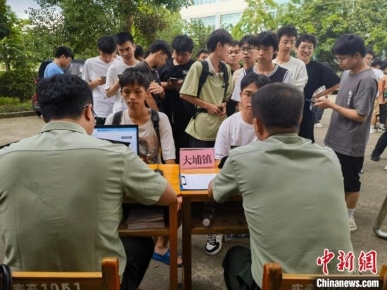 專武干部在發(fā)放兵役登記證。韋碩 攝