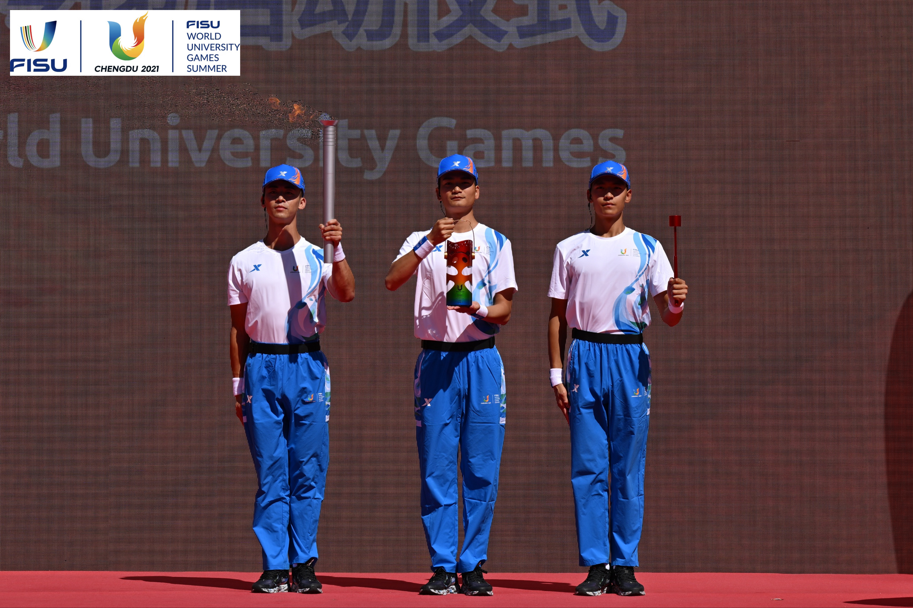 成都大運(yùn)會火種護(hù)衛(wèi)隊(duì)點(diǎn)燃大運(yùn)火炬。 圖片來源：成都大運(yùn)會執(zhí)委會供圖