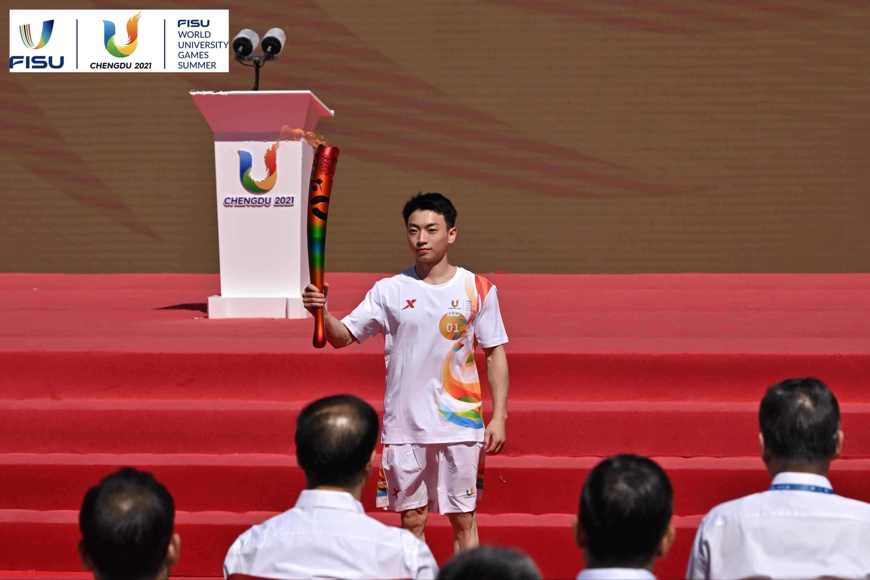 成都大運(yùn)會火炬手、奧運(yùn)冠軍鄒敬園高舉火炬。 圖片來源：成都大運(yùn)會執(zhí)委會供圖