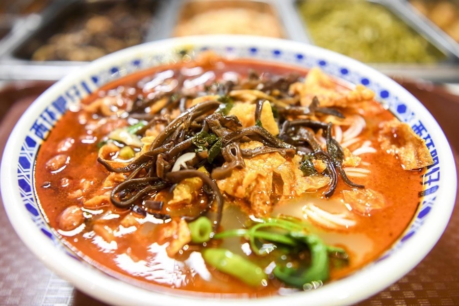 這是廣西柳州市街邊一家螺螄粉店制作的螺螄粉。新華社記者 曹祎銘 攝