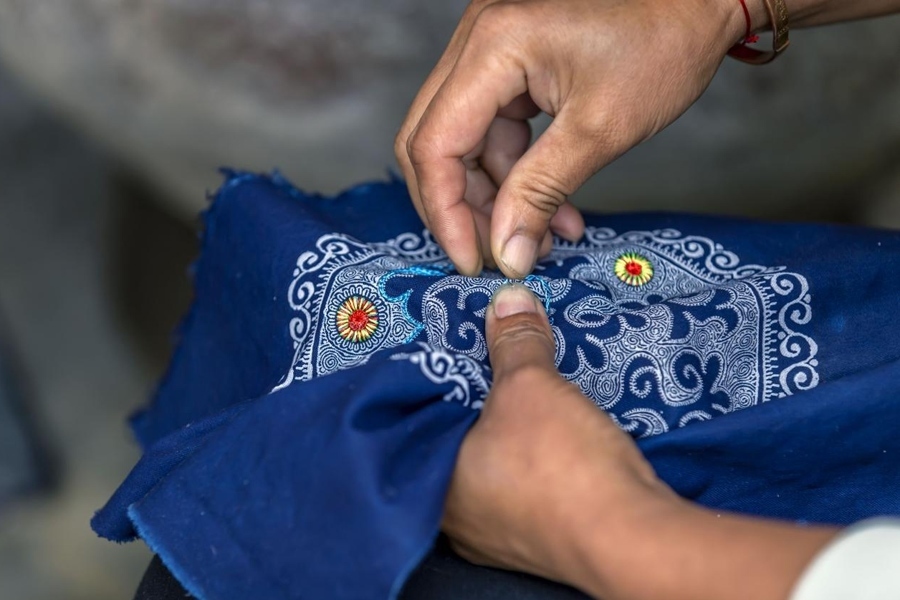 在貴州省黔西市新仁苗族鄉(xiāng)化屋村，村民在制作苗繡。新華社記者 范暉 攝