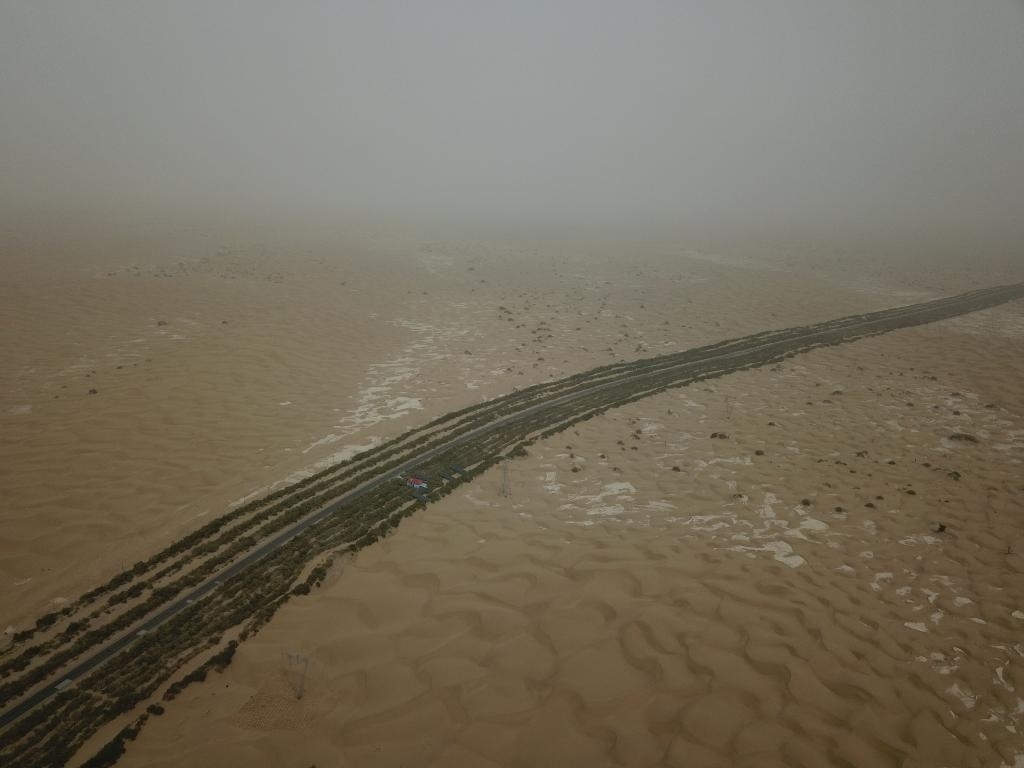 這是2019年8月12日拍攝的塔里木沙漠公路兩側(cè)的綠色屏障（無人機照片）。新華社記者宿傳義攝