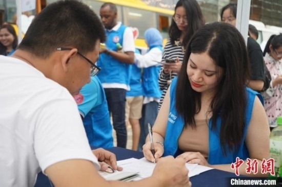 6月13日，在第20個世界獻(xiàn)血者日前夕，20名在贛留學(xué)生組團(tuán)前往血站獻(xiàn)血。吳迪 攝