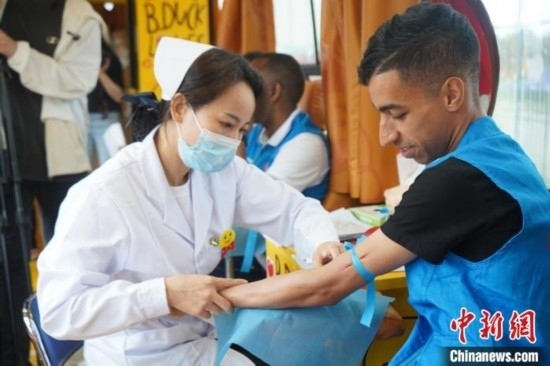 6月13日，在第20個世界獻(xiàn)血者日前夕，20名在贛留學(xué)生組團(tuán)前往血站獻(xiàn)血。吳迪 攝