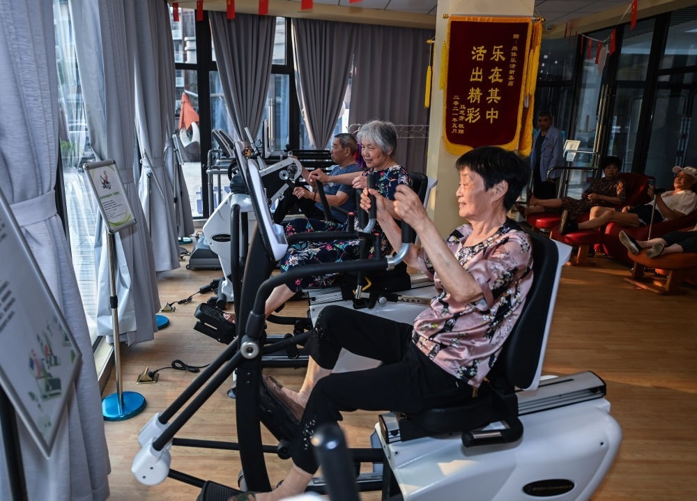 在浙江嘉興市南湖區(qū)新嘉街道電子社區(qū)鄰里中心的長(zhǎng)者運(yùn)動(dòng)健康之家內(nèi)，老人們?cè)谶M(jìn)行器械鍛煉（2023年6月14日攝）。新華社記者 徐昱 攝