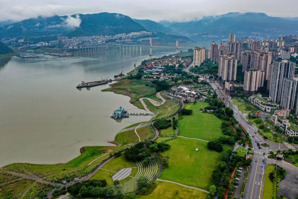 這是2023年6月7日拍攝的位于重慶市云陽(yáng)縣的云陽(yáng)城區(qū)環(huán)湖綠道（無(wú)人機(jī)照片）。當(dāng)?shù)貙⑸鷳B(tài)治理與生態(tài)修復(fù)結(jié)合起來(lái)，兼顧城市旅游和運(yùn)動(dòng)休閑等功能需要，打造環(huán)縣城兩江四岸33公里綠道。新華社記者 唐奕 攝