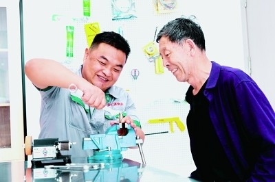 上流佳苑社區(qū)便民服務(wù)中心維修師傅李磊為社區(qū)居民提供服務(wù)。資料圖片