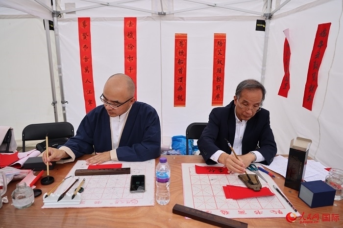 活動現(xiàn)場的中國書法展示。人民網(wǎng)記者 邢雪攝