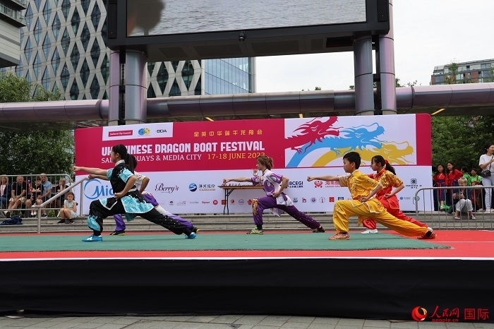 中華武術(shù)表演吸引了眾多英國觀眾。人民網(wǎng)記者 邢雪攝