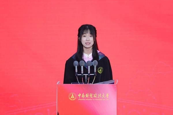 王若研在畢業(yè)典禮上發(fā)言。崔楨楨 攝