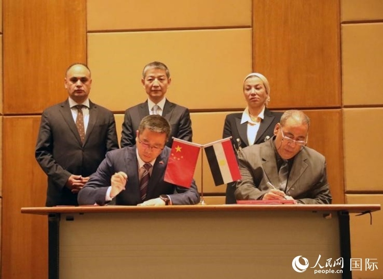 中國駐埃及使館公使張朝陽與埃環(huán)境事務(wù)署工程和項目管理局局長阿卜杜勒阿齊茲簽署交接證書。沈小曉攝